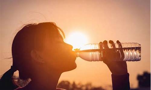 天气热喝水全身没劲_天气热喝完水马上全身是汗怎么回事